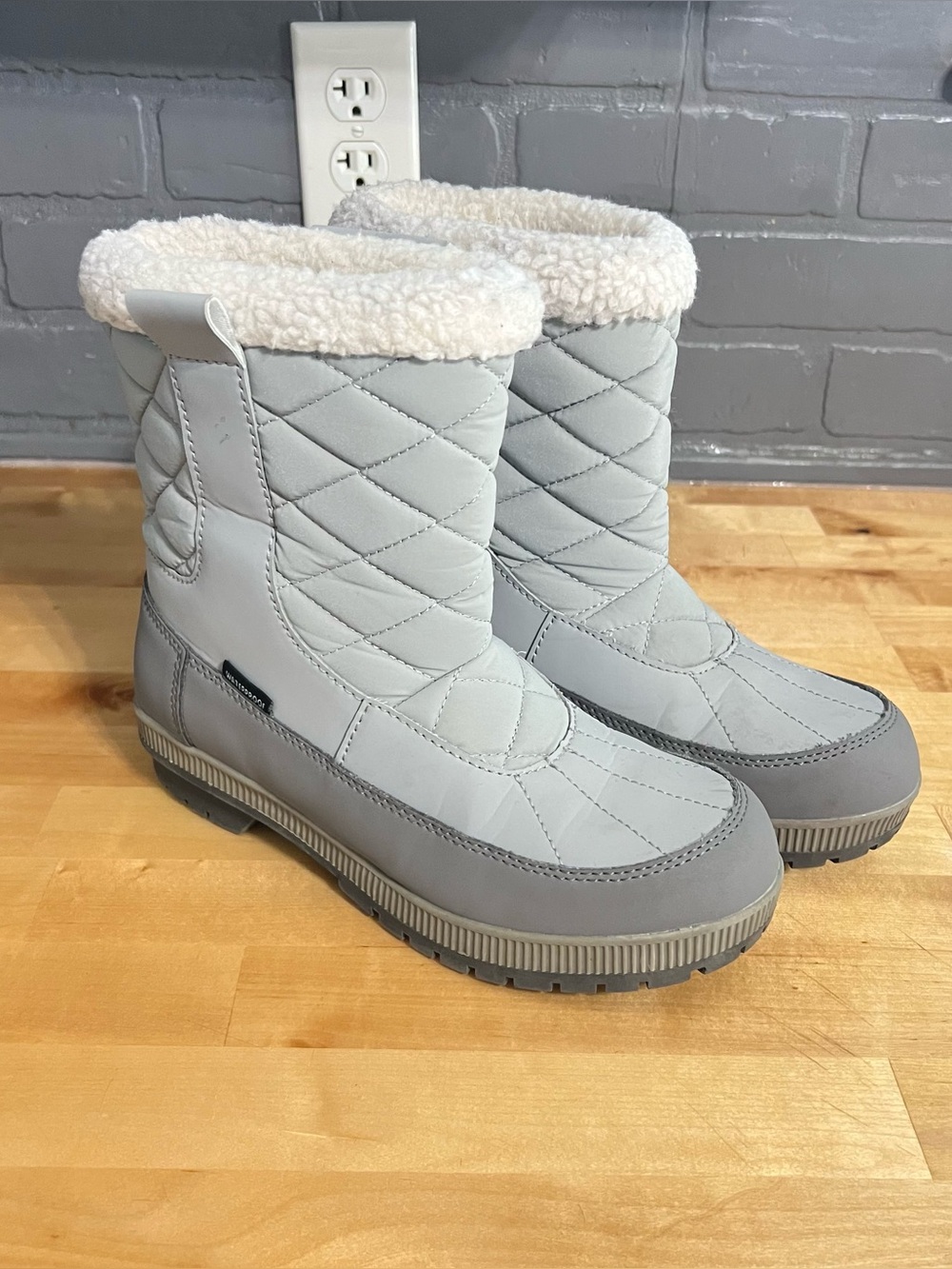 Magellan Outdoors Women's Snow Boots Light Gray Size 8 Waterproof Memory Foam